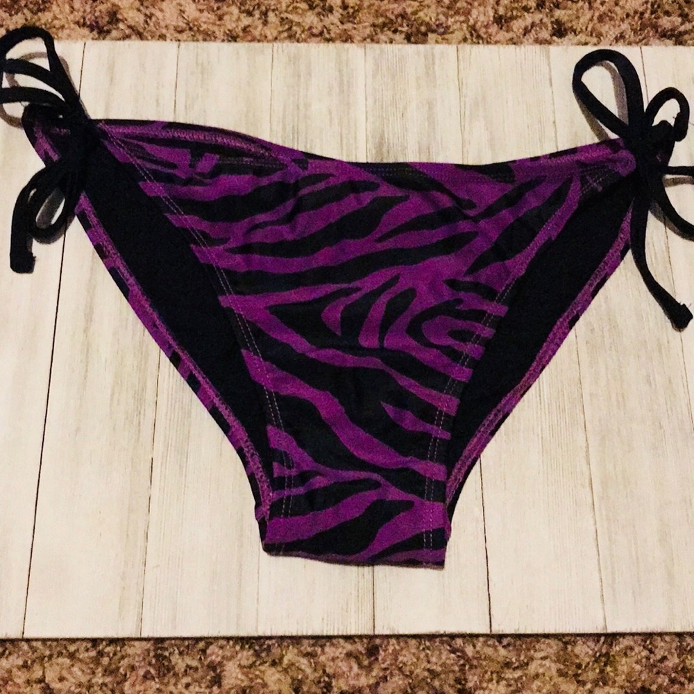 ☘️ Wet seal bikini bottoms size medium